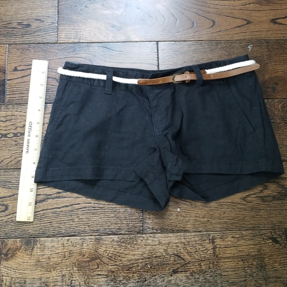 Shorts with belt